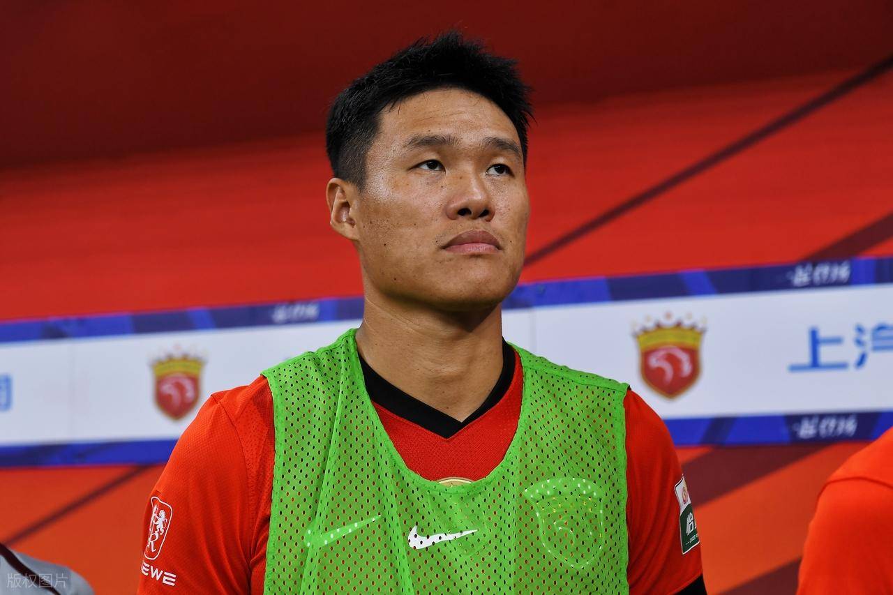 爱游戏娱乐-包含里程碑夜上海海港队长鼓劲，法甲转会期刷纪录，话题不断，控场能力受关注的词条
