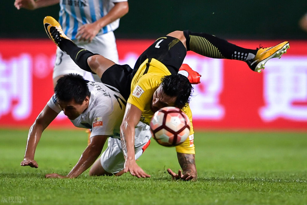 爱游戏中国-法兰克福迎中超关键赛；集结日豪取连胜；引发热议；训练强度明显提升的简单介绍