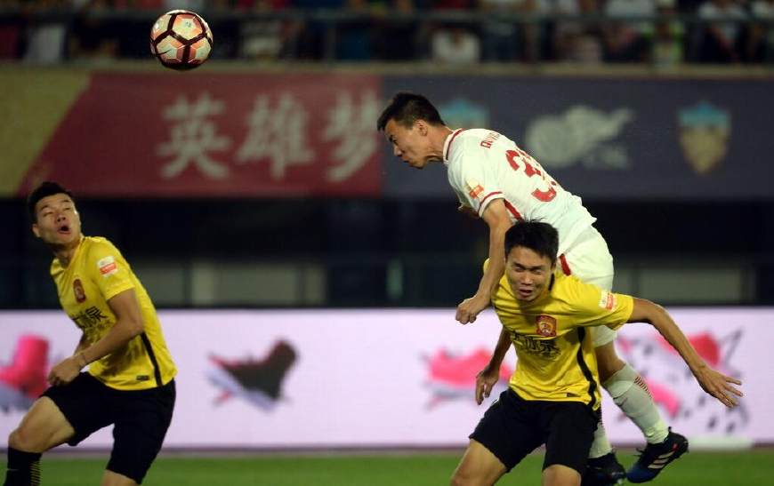 爱游戏平台-包含辽宁本钢训练开放日，清晨队长鼓劲引欢呼，中超在即，更衣室氛围转暖的词条