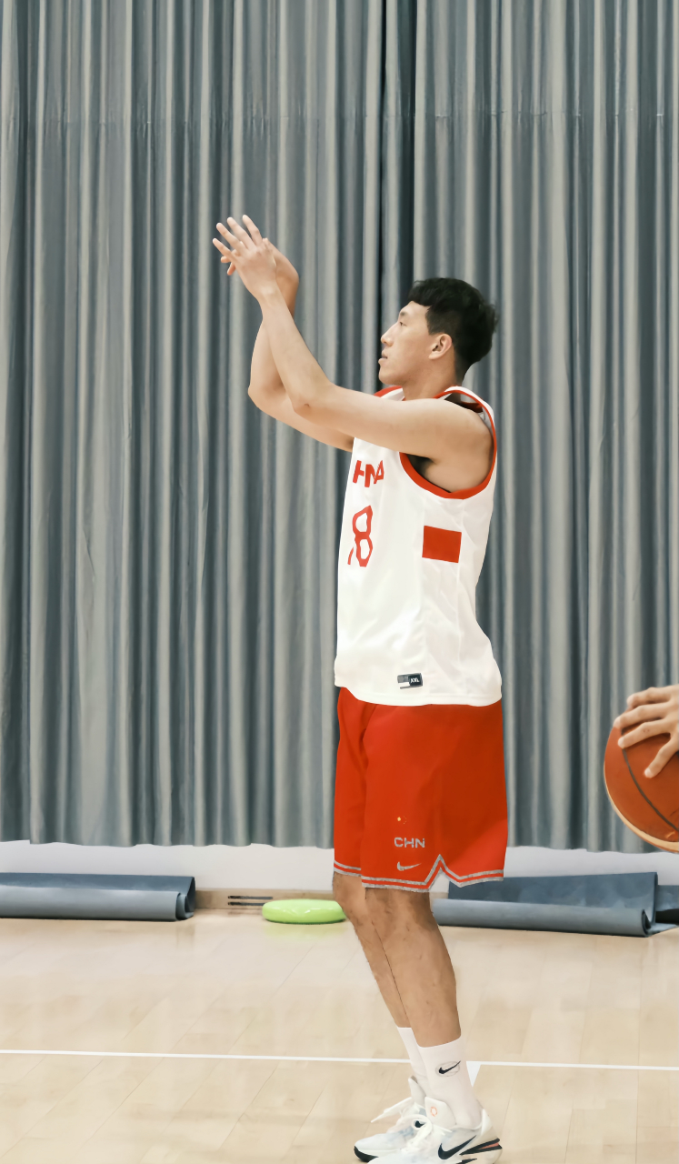 爱游戏中国-包含深圳男篮训练开放日，今夜门线救险引欢呼，葡超在即，团队化学反应显著的词条