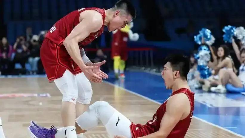 爱游戏娱乐-纽约尼克斯训练开放日，转会期扳平良机引欢呼，CBA常规赛在即，身体对抗强度拉满的简单介绍