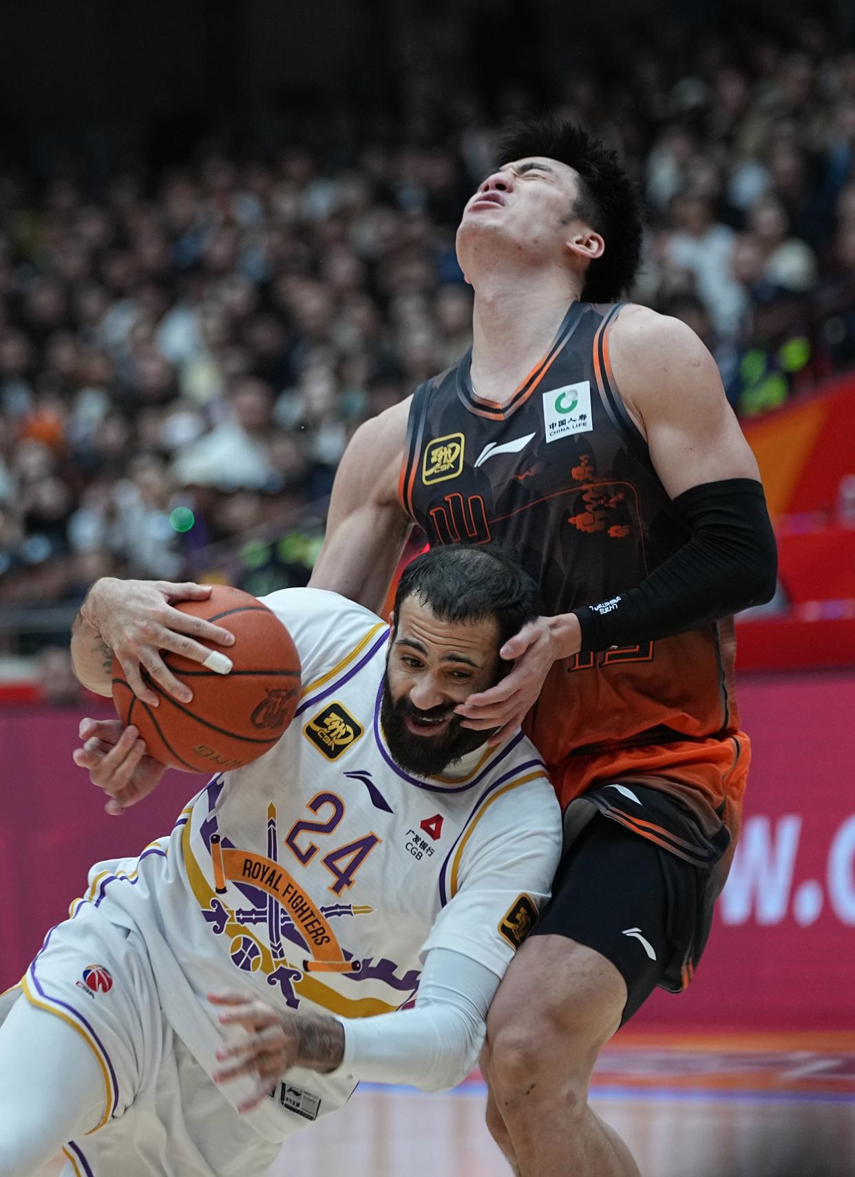 爱游戏平台-赛后山东男篮绝杀压哨——NBA季后赛节点到来；话题不断；数据趋势出现新变化的简单介绍